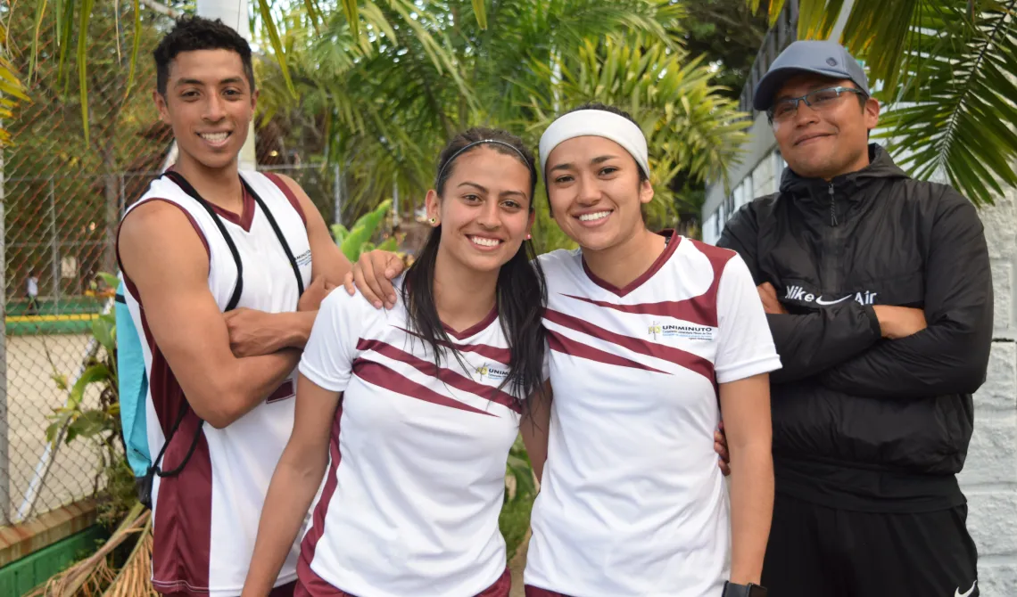 Deportistas compartiendo después de competencia