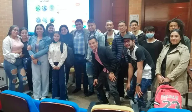 Grupo de estudiantes en conferencia con el Dr. Ricardo Rodríguez