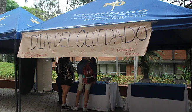 Stand del día del cuidado en la U de UNIMINUTO