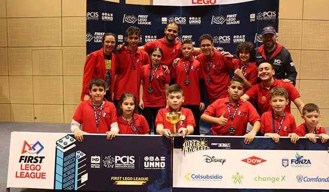 COLONIX de Medellín, ganadores Juego del Robot.