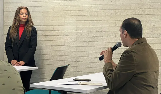 Estudiante de maestría de educación exponiendo 