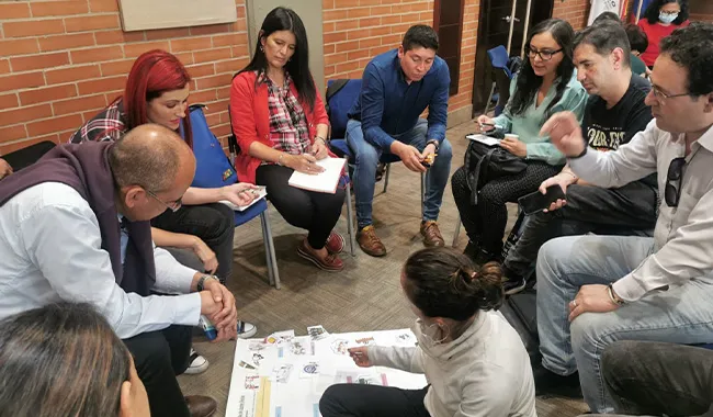 Docentes en experiencia de taller