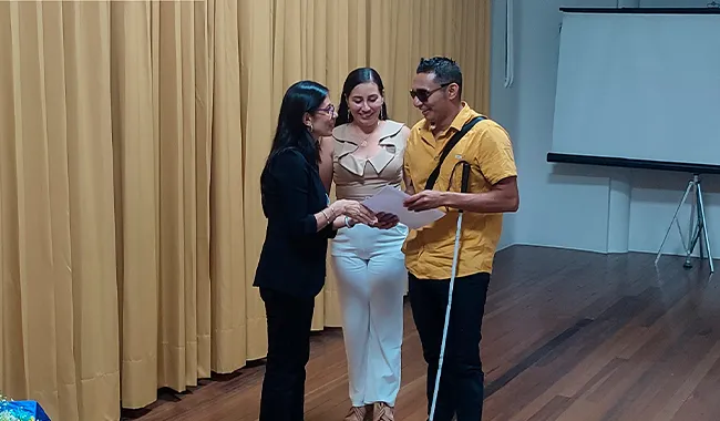 Entrega de reconocimiento estudiantes