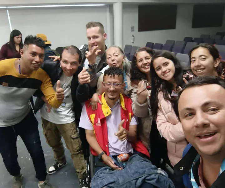 Personas dialogando en tarima