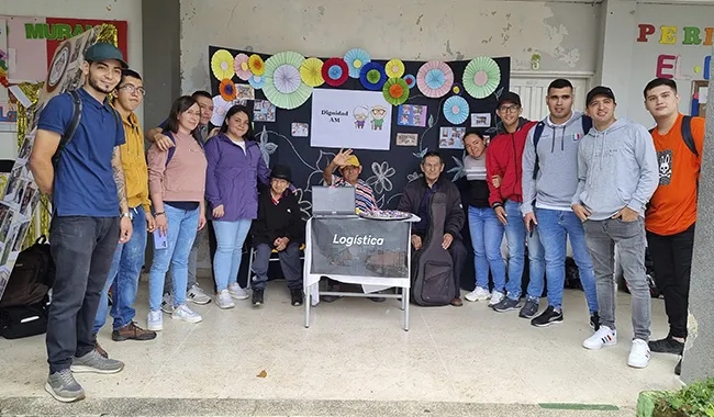 Durante la actividad hubo espacio para compartir con los adultos mayores