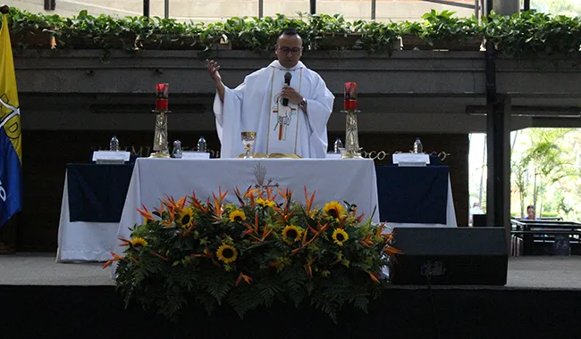 Padre Yimer dando la misa inicial a los estudiantes.
