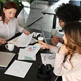 Grupo de personas en mesa de trabajo
