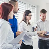 Grupo de personas en reunión laboral