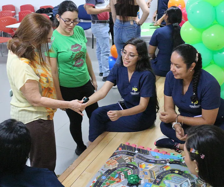 Dra. Fabiola García Herreros, directora UNIMINUTO Centro Universitario Cúcuta, visitando los distintos proyectos STEAM elaborados por estudiantes del programa de Licenciatura en Educación Infantil