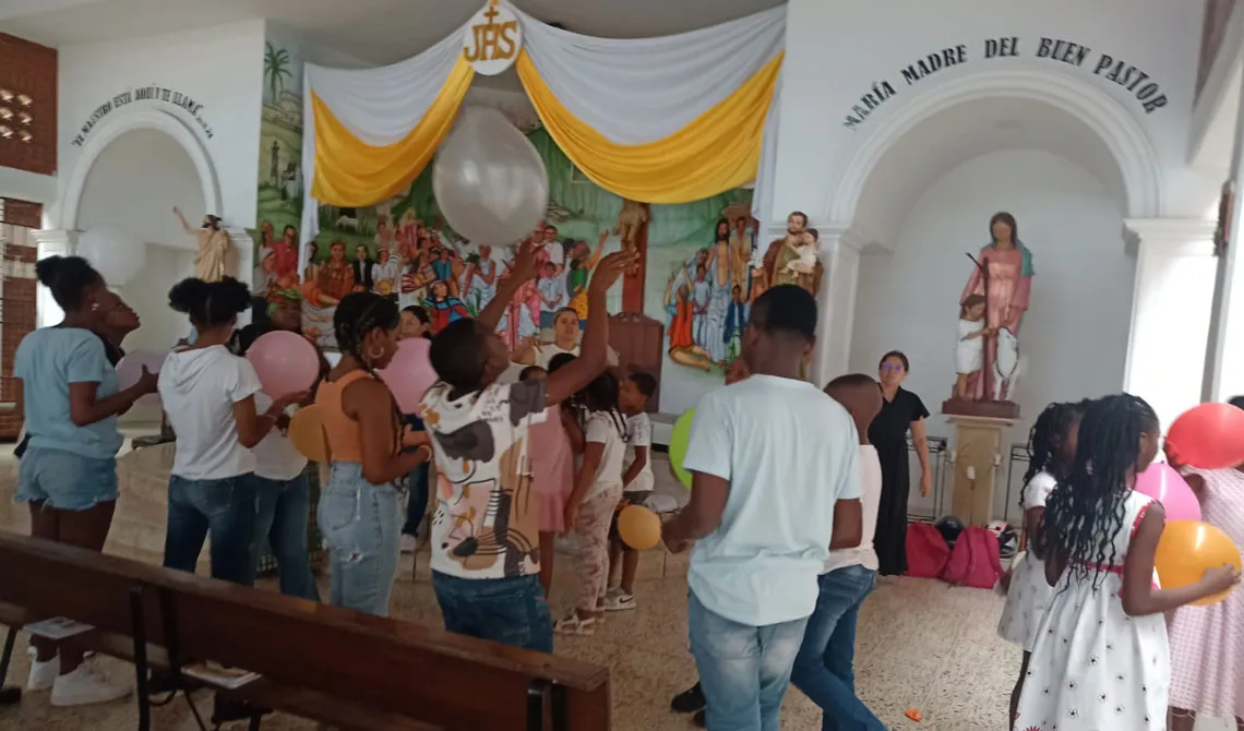  Estudiantes durante la actividad del Proyecto Social de Formación de UNIMINUTO Cali Habilidades para la Vida