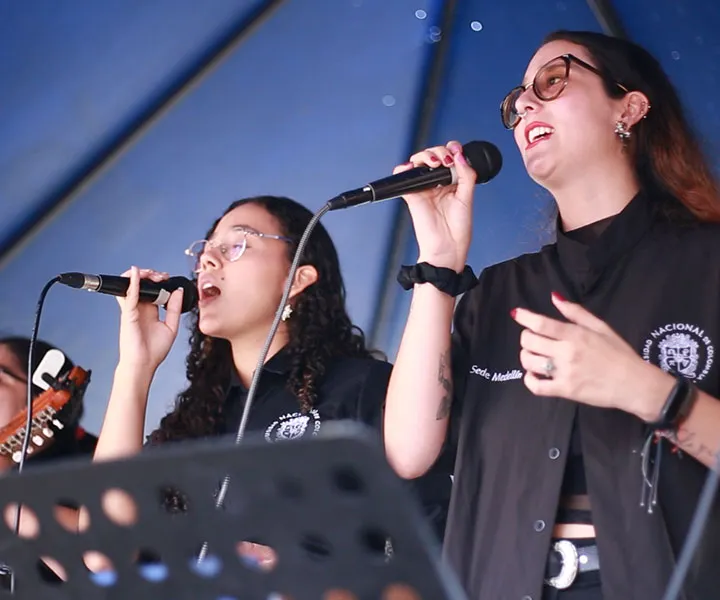 Estudiantes de instituciones invitadas cantando en el escenario de UNIMINUTO Seccional Antioquia - Chocó.
