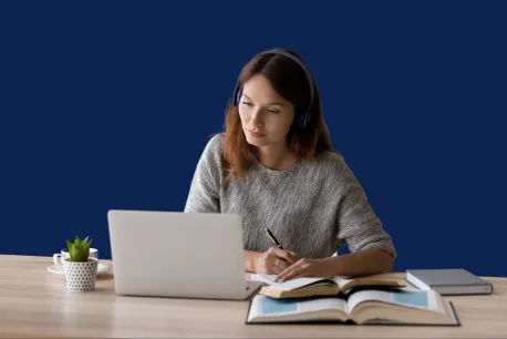 mujer con computadora