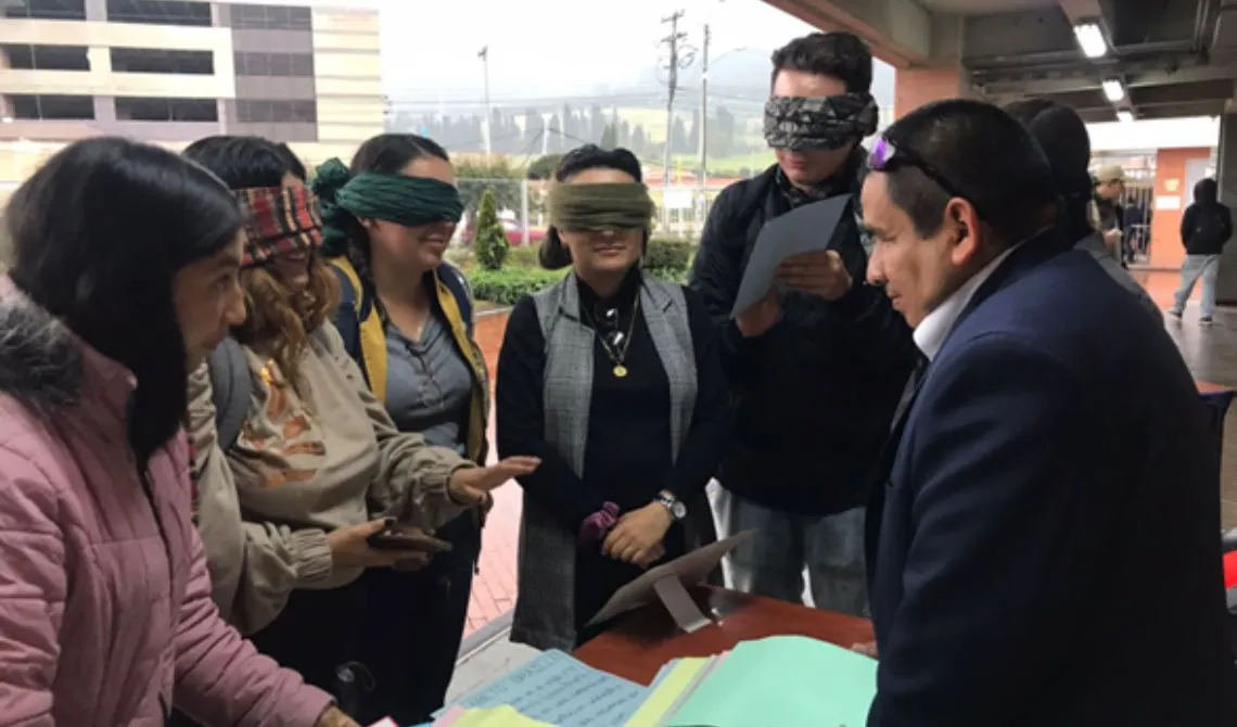 Eder enseñando a los estudiantes de CRZ el lenguaje Braille