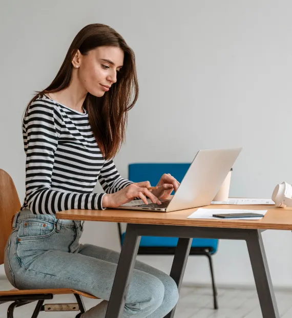 Mujer en un computador
