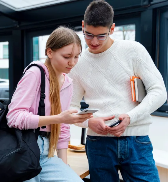 Estudiantes en sus celulares
