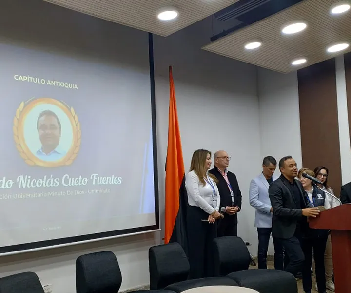 Profesor Eduardo Nicolás Prieto recibiendo el reconocimiento a Maestro Revelación en ASCOLFA 2024