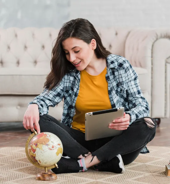 chica eligiendo su lugar de intercambio académico