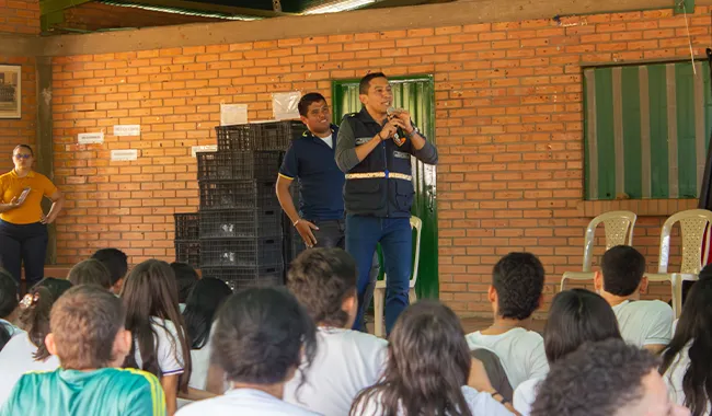 Voluntario del cuerpo de Bomberos realizan un taller en primeros auxilios