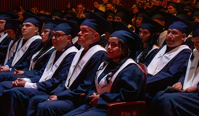 Graduandos sentados durante la Ceremonia de Grados Centro Universitario Cúcuta