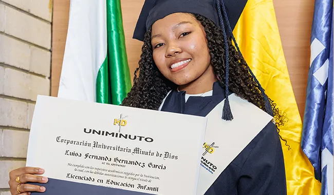 Graduanda posando con su diploma profesional. 