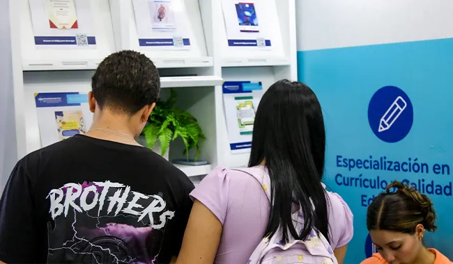 Dos usuarios haciendo uso del QR en la Fiesta del libro 