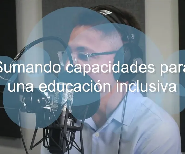 Docente líder del podcast hablando frente al micrófono 