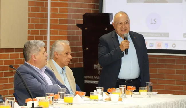 Empresario interviniendo en reunión Grupo Amén 