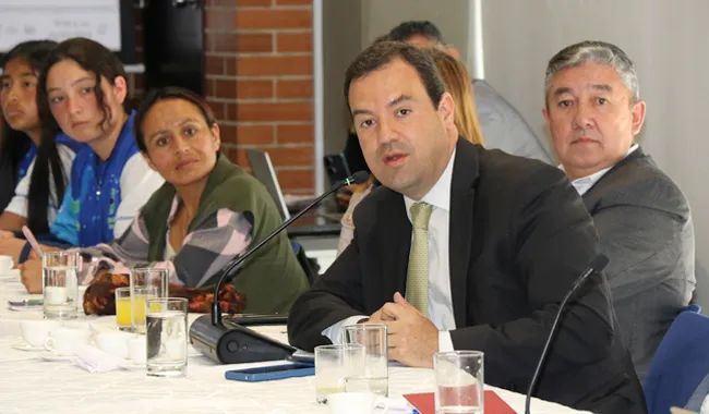 Empresario dialogando en reunión Grupo Amén 