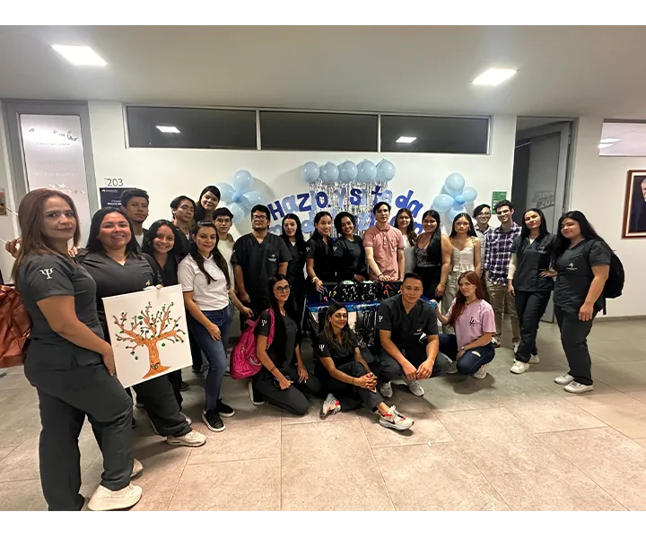 Un grupo de estudiantes y profesionales de Psicología de UNIMINUTO Centro Universitario Cúcuta se reúne durante una actividad de sensibilización sobre la salud mental. 