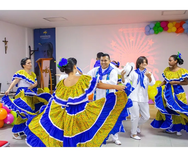 Imagen de una presentación de danza folclórica durante la Noche de Talentos en el Centro Universitario Cúcuta, en el marco de la Semana UNIMINUTO 2024.