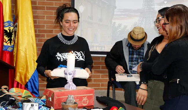 Estudiante universitaria exponiendo su proyecto 