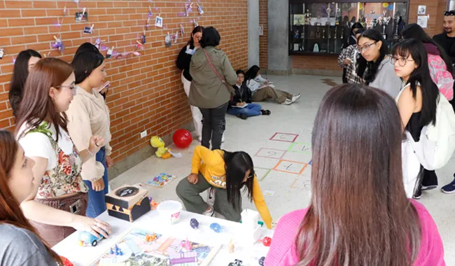 Estudiantes UNIMINUTO interactuando con actividades de la Segunda Semana de los Lenguajes 