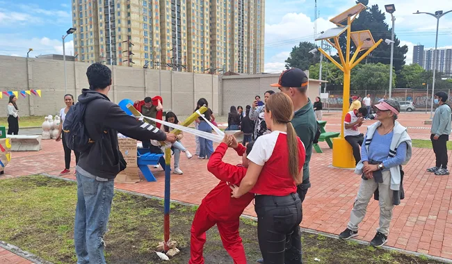 Comunidad participando de juegos en la Semana Social 
