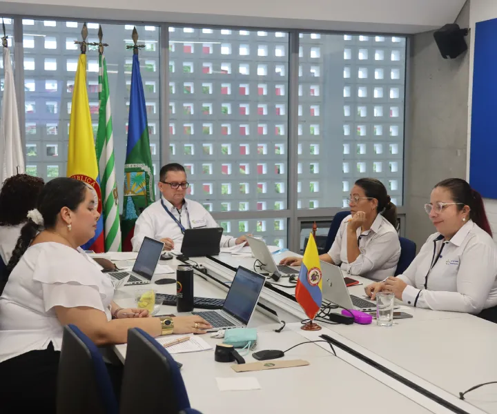 Rector en reunión plan estratégico