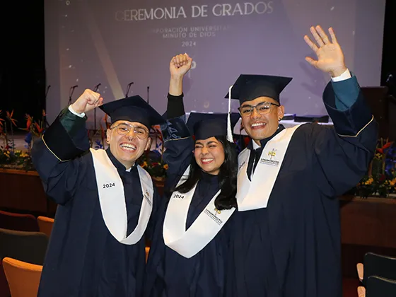 Graduados felices levantado la mano  2026-2