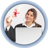 Mujer junto a computador mostrando su diploma de grado en cermonia privada