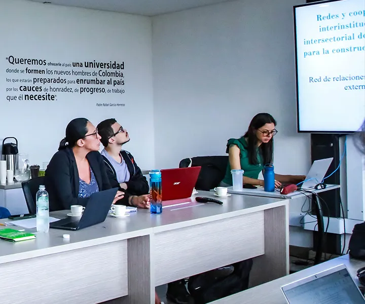 Directivos de UNIMINUTO reunidos con delgados de la jep