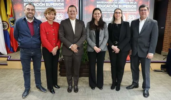 Directivos de UNIMINUTO con la Doctora Silvia Caro Spinel