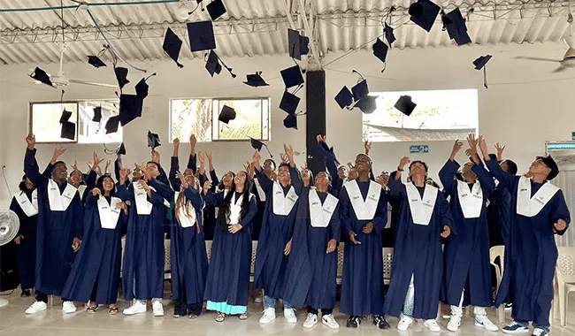 Estudiantes Graduados lanzando birrete en Belén de Bajirá