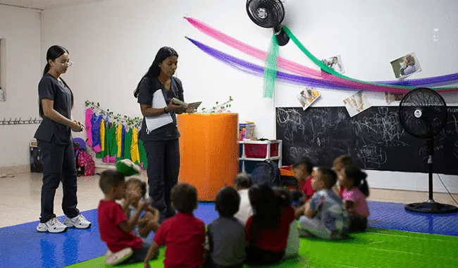 Estudiantes de psicología orientan a los niños en comprensión lectora