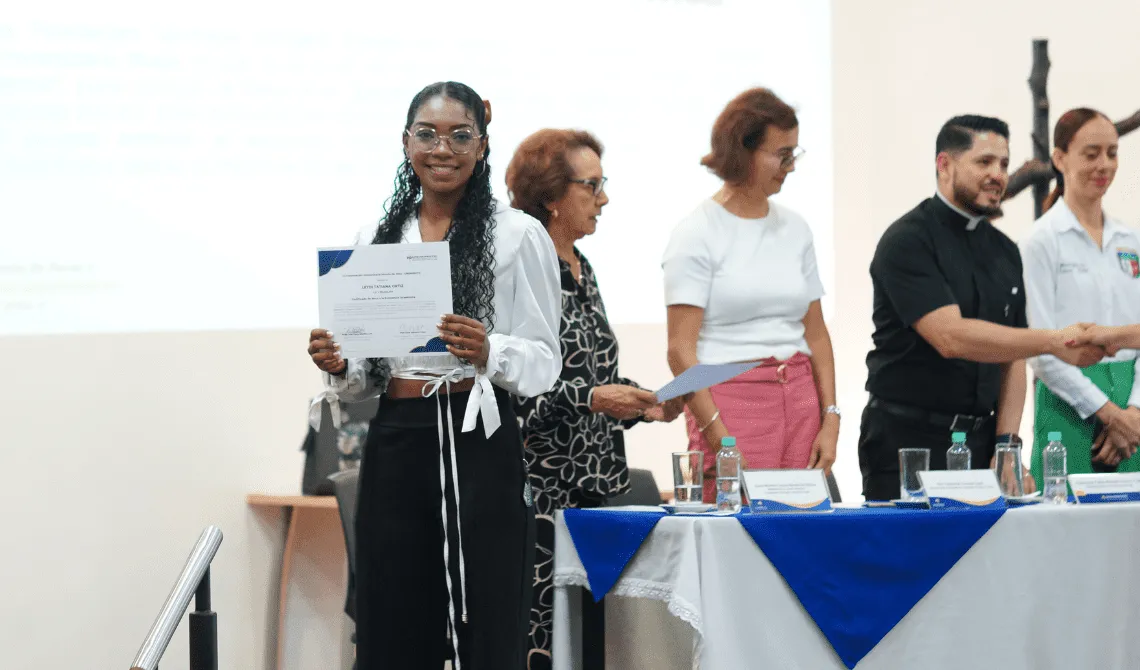 Ceremonia de becas con estudiantes Centro Universitario Buga1