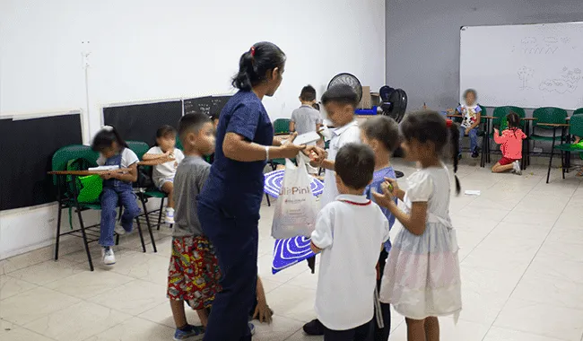 Estudiante del programa de Licenciatura en Educación Infantil estimulando la concentración a través de la didáctica 