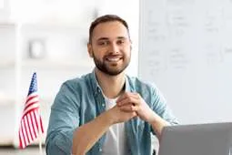 Grupo de personas en mesa de trabajo 