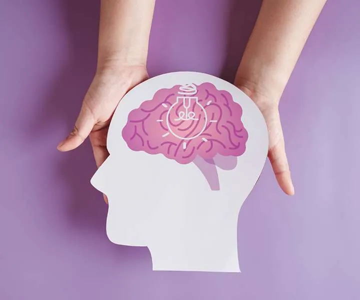 Imagen sosteniendo un cerebro de papel 