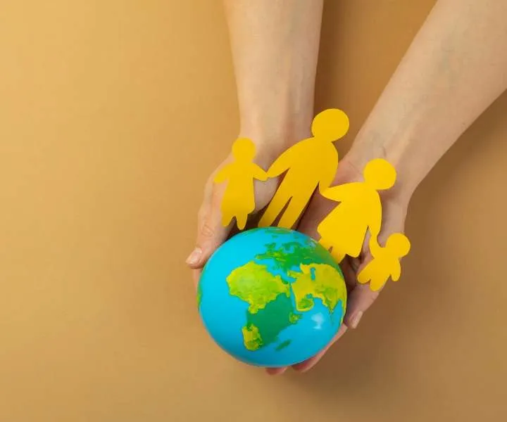 planeta tierra con siluetas de seres humanos