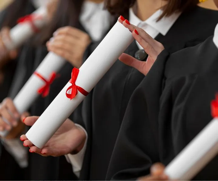 manos sosteniendo diplomas