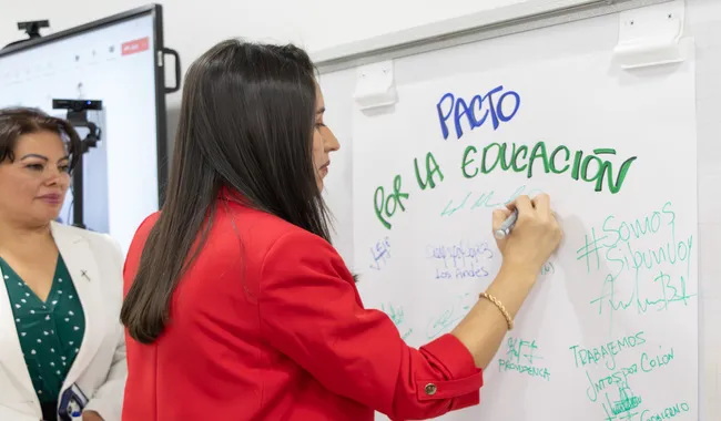 Con una firma se sella este pacto que promueve la educación en el sur del país