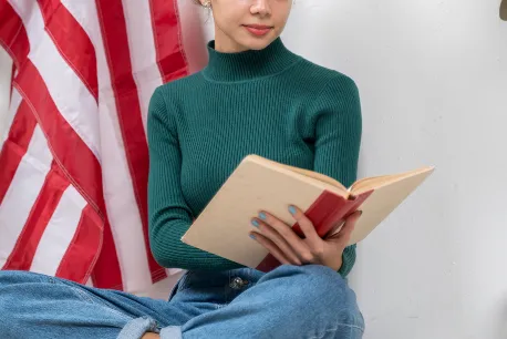 Chica leyendo un libro