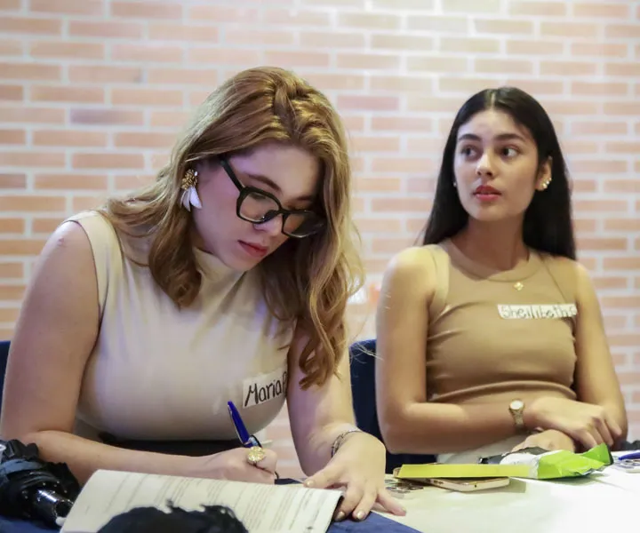 Estudiantes en diferentes campus universitarios 