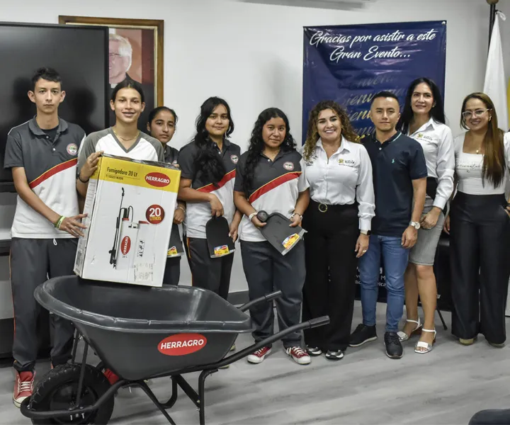 Niños y jóvenes de diferentes instituciones educativas recibiendo insumos para sus proyectos_3
